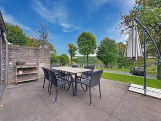 <p>We Invest Malmedy presenteert u met veel plezier dit charmante chalet met terras, ideaal voor vakantieverhuur of als tweede verblijf.</p>
<p>Het ligt in het vakantiedomein “Les Terrasses de Malmedy” en biedt een adembenemend uitzicht over de vallei, terwijl het toch vlakbij de lokale voorzieningen ligt. Het domein beschikt ook over een speeltuin, petanquebanen, een beachvolleybalveld... en ligt op slechts enkele minuten van wandelpaden.</p>
<p>De begane grond bestaat uit een inkomhal, een ingerichte keuken (kookplaat, afzuigkap, koelkast, gootsteen, vaatwasser, huishoudelijke apparaten en meubilair) die uitkomt op een lichte woonkamer, een doucheruimte met toilet, een eerste slaapkamer en een terras van 27 m² op het zuiden. Op de verdieping vindt u een overloop en twee grote extra slaapkamers. Buiten beschikt de woning over een terras, een gemeenschappelijke tuin en twee privé parkeerplaatsen (nr. 91-92).</p>
<p>De prijs is inclusief het meubilair, waarvan de waarde wordt geschat op ongeveer € 5.000. De elektriciteit voldoet aan de normen, de kozijnen zijn van aluminium met dubbele beglazing en het huisje is uitgerust met een houtkachel + elektrische verwarming. Het beschikt ook over een elektrische boiler en riolering via een gemeenschappelijk microstation op het domein.</p>
<p>EPB = G (548 kWh/m²/jaar – totaal E 33.682 kWh/jaar – ref. 20240312015297).</p>
<p>De verkoop vindt plaats onder een erfpachtovereenkomst met een jaarlijkse canon die overeenkomt met 1,5% van de aankoopprijs.</p>