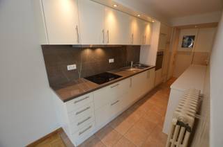 Centraal gelegen in het centrum van Oostende, 50m van zee, 100m van het Leopold Park, vlakbij de Japanse Tuinen, het centrum en openbaar vervoer.<br /><br />Indeling:<br /><br />Inkomhal, apart toilet met lavabo, woonkamer met parketvloer, ingerichte keuken met o.a. kookplaten, dampkap, over, microgolfoven, frigo... en heel veel opbergkasten, terrasje vooraan, bureelruimte, 2 slaapkamer (4x5m en 3x4m) met ingebouwde kasten, terras met berging achteraan, badkamer met ligbad en dubbel lavabomeubel, wasplaats/berging, privatieve kelder, gemeenschappelijke fietsenberging. Centrale verwarming op gas.