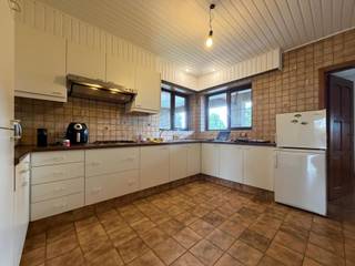 <strong>Gelijkvloerse woning (open bebouwing) met o.a. 2 slaapkamers, terras, tuin, garage en ruime kelder. EPC: 251 kWh/m². Onmiddelijk beschikbaar.</strong><br /><br /><strong><strong>Ligging: </strong></strong>Deze vrijstaande woning is gelegen in de Kapelstraat 41 in Arendonk, op een rustige en aangename residentiële locatie. De open bebouwing geniet van een ruime en vrije ligging, met een groen en landelijk karakter dat zorgt voor een aangename woonomgeving. Tegelijk biedt de locatie een goede verbinding met het centrum van Arendonk en de omliggende gemeenten.
<p>Een ideale ligging voor wie op zoek is naar de combinatie van rust, ruimte en privacy, zonder de bereikbaarheid uit het oog te verliezen.</p>
<strong>Indeling: +0: </strong>Inkomhal • woonkamer • keuken • gastentoilet • toegang kelder • terras • tuin • garage • slaapkamer 1 • badkamer • slaapkamer 2 <strong>-1: </strong>Ruime kelderverdieping, opgedeeld in verschillende ruimtes. <strong>+1: </strong>Zolderverdieping niet inbegrepen.<br /><br /><strong><strong>Beschrijving: </strong></strong>U betreedt de woning via de voordeur en komt terecht in de inkomhal. Deze biedt toegang tot de twee slaapkamers, de badkamer en de woonkamer. Vanuit de woonkamer loopt u verder naar de keuken.<br /><br />Daarnaast beschikt de woning over een apart gastentoilet en een toegang tot de kelderverdieping en de tuin. Buiten geniet u eerst van een ruim, overdekt terras, gevolgd door een open schuur en een hondenhok.<br /><br />Verder bevindt zich nog een ruime garage met oprit. Er is plaats voor minimum 2 wagens met extra parkeergelegenheid voor de woning.<br /><br />De woning is volledig rolstoeltoegankelijk met uitzondering van de kelderverdieping.<br /><br /><strong>EPC: 251 kWh/m². Onmiddelijk beschikbaar.</strong>