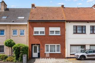 Voor meer info en foto’s, surf naar www.swevers.be – In het centrum van Leopoldsburg wacht deze verrassend ruime rijwoning op Lommelsesteenweg 107...