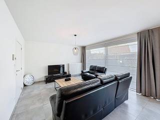 Op zoek naar een moderne, instapklare huurwoning met voldoende ruimte en comfort? Deze prachtige nieuwbouwwoning in het rustige Boezinge combineert een praktische indeling met hedendaags wooncomfort.<br /><br />De woning beschikt over 3 slaapkamers, 2 badkamers, een ruime leefruimte met open keuken, een carport en een tuintje met terras. De woning is volledig geschilderd en de gordijnen zijn reeds aanwezig, waardoor je meteen van een aangename woonomgeving kunt genieten.<br /><br />INDELING<br />Gelijkvloers: <br />- inkom met apart toilet (12 m²) <br />- ruime living met open keuken (37 m²) voorzien van vaatwas, frigo, inductiekookplaat, dampkap, oven, microgolf en ingemaakte kasten - berging met aansluiting voor de wasmachine <br />- gelijkvloerse slaapkamer (14 m²) <br />- badkamer voorzien van inloopdouche, toilet en lavabo. <br /><br />Verdiep +1: <br />- 2 slaapkamers (13 + 13 m²) <br />- badkamer 2 voorzien van lavabo, douche en toilet. <br /><br />Buiten: <br />- carport <br />- tuintje met terras. <br /><br />Ben je geïnteresseerd in dit pand te huur in Ieper? Surf dan naar de website www.dewaele.com, klik op de rode knop 'Bezoek aanvragen' en vul het huurdersprofiel in. Daarna nemen we contact op voor een bezoek<br /><br />