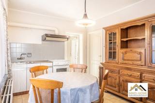 Deze karaktervolle woning ontvangt je in een ruime inkomhal, en zo kom je verder tot in zowel de leefruimte als de keuken. De zithoek en...