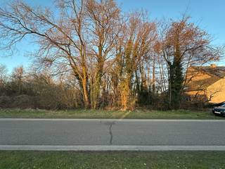 Een perceel grond van 18a 17ca, gelegen in een mooie en rustige buurt, kort bij belangrijke verbindingswegen naar Hasselt en Diepenbeek.Het perceel...