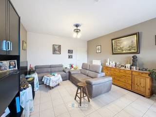In een doodlopende straat te Uitkerke ligt dit LICHTRIJK appartement met 2 ruime slaapkamers en mogelijkheid tot aankopen van een garagebox!<br /><br /><strong>INDELING:<br /><u><em>Tweede verdieping:</em></u></strong><br />Inkomhal - RUIME lichtrijke living - ingerichte keuken (O.a. met gasfornuis, dampkap, dubbele spoelbak en NIEUWE frigo met vriesvak) - ruime berging (met voorzieningen voor wasmachine) - afzonderlijk gastentoilet (met lavabo) - badkamer (O.a. met lavabomeubel en ligbad met geïntegreerde douche) - 2 RUIME slaapkamers.<br /><br /><u><em><strong>Kelderverdieping:</strong></em></u><br />Private kelderberging.<br /><br /><u><em><strong>Gelijkvloers:</strong></em></u><br />Mogelijkheid tot het aankopen van een private garagebox (achter het appartementsgebouw).<br /><br /><u><strong>Opmerkingen:</strong></u><br />- Energielabel: 217kWh/m2.<br />- Private kelderberging inbegrepen in de prijs.<br />- Lift aanwezig.<br />- Afzonderlijke aardgas-, elektriciteit- en watermeters.<br />- Overal DUBBELE beglazing (PVC).<br />- CV op aardgas.<br />- Mogelijkheid tot aankopen van een achterliggende garagebox: € 40.000,-.<br /><br />LEUK gelegen appartement te Uitkerke, in een RUSTIG gebouw. Aarzel zeker niet om ons te contacteren voor verdere info en/of een bezoek ter plaatse: 050/70.01.02 - info@centro.be.