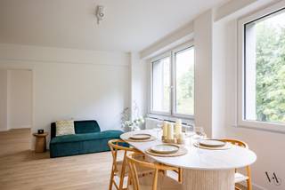 Op de tweede verdieping van een verzorgd gebouw, op een absolute toplocatie in Leuven, bevindt zich dit lichtrijke hoekappartement met twee slaapkamers. Je woont hier in het hart van de stad, op korte afstand van het station, UZ Gasthuisberg en tal van winkels, restaurants en andere voorzieningen.<br /><br />Het appartement werd in 2026 gerenoveerd en is volledig instapklaar. De aangename leefruimte baadt in het licht dankzij de grote raampartijen en de gunstige oriëntatie. De nieuwe, volledig uitgeruste keuken sluit mooi aan bij de leefruimte. Verder beschikt het appartement over twee volwaardige slaapkamers en alle nodige comfort.<br /><br />Ook op energetisch vlak zit je hier goed: het appartement beschikt over een gunstig EPC B en een conforme elektrische installatie.<br /><br />Als extra troef is er een inpandige fietsenstalling aanwezig in het gebouw en zijn er autostaanplaatsen voor de bewoners.<br /><br />Dankzij de combinatie van licht, ruimte, een recente renovatie en een uitstekende ligging is dit appartement een mooie opportuniteit voor zowel eigen bewoning, studerende kinderen als investering.<br /><br />Interesse? Contacteer ons voor een bezoek ter plaatse.