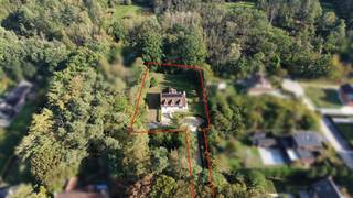 Zeer rustig en exclusief gelegen villa op een perceel van 24a83ca met private toegangsweg en achteraan palende aan natuurgebied de Broekelei en met goede fiets en wandelmogelijkheden vlakbij de Dijle.<br />De villa omvat: volledige onderkeldering met grotendeels garage van 125m² voor 6-tal wagens, cv-kelder en voorraadkelder.<br />Op het gelijkvloers: ruime inkomhal, living van 58m² (inbouwhaard achter TV) met aanpalend bureel van 19m², ingerichte keuken met eethoek (19m²), wasplaats/berging en wc. Op de verdieping: ruime overloop, badkamer, wc, 3 slaapkamers (25m², 16m² en 15m²) waarvan de hoofdslaapkamer met balkon, aanpalende dressing en badkamer. Verder is er een zolder via trapladder.<br />EPC: 157 kWh/m² jaar - energielabel B - UC: 3968131-RES-1. Verwarming met mazout. Airco in de living en 1 slaapkamer.<br />Totale vloeroppervlakte: 279m² + 150m² garage/kelder. Bouwjaar: 2002. KI: 2.917 euro.<br />Zeer degelijke afwerking en instapklaar. <br />Zonnepanelen voor 9.430 Wp en thuisbatterij van 10kWh.<br />Stedenbouwinfo in aanvraag (woonpark, landschappelijk waardevolle agrarische gebieden) - geen maatregelen in het Vlaams Handhavingsplatform.<br />Gebouwscore A - Perceelscore A en de achterste 2m van het perceel D - geen risicozone voor overstromingen uitgezonderd 1m² achteraan het perceel.
