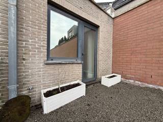 Recent, energiezuinig gelijkvloersapp (1 grote slpk ca. 14m²) met terras en autostaanplaats. EPC 192Zeer centraal gelegen, op wandelafstand van...