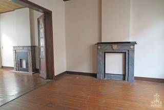 Zeer mooie gerenoveerde stadwoning met vijf slaapkamers, terras en parkeergelegenheid. Het huis werd in 2015 volledig opgeknapt met de nodige aandacht voor de authentieke materialen. De aangename ligging op wandelafstand van het centrum van Bree en in de nabijheid van winkels en scholen is een extra troef.<br /><br />=> Gelijkvloers met gezellige woonruimtes en open keuken<br />- Ruime inkomhal met apart gastentoilet <br />- Gezellige woonkamer met planken vloer; opgedeeld in twee mooie ruimtes, elk met een prachtige sierschouw in marmer bekleed; gescheiden door een authentieke houten tussendeur<br />- Mooie keuken met ruim eiland is volledig uitgerust met o.a. keramische kookplaat, afzuigkap met koolstoffilters, vaatwasser, koelkast, inox spoelbak en oven<br />- Groot schuifraam naar het terras<br />- Naastgelegen wasplaats voorzien van douche, toilet, wastafel en aansluiting voor wasmachine<br />- Ruime achterinkom met schuifraam naar het terras, kan ook als overdekt terras gebruikt kan worden<br /><br />=> Eerste verdieping met twee slaapkamers en badkamer<br />- Mooie houten trap naar de verdieping<br />- Overloop biedt toegang tot:<br />* twee ruime slaapkamers<br />* Volledig betegelde badkamer met een douche, toilet en mooi wasmeubel<br /><br />=> Tweede verdieping <br />- Twee kamers en een grote zolderruimte<br /><br />=> Kelder <br />- Kelder met verschillende ruimtes met o.a. voorraadruimte, technische ruimte,...<br /><br />=> Enkele Bijzonderheden<br />- Keramische tegelvloer in keuken, wasplaats en achterinkom<br />- Plankenvloer in het overige deel van het huis<br />- C.V. op aardgas<br />- Wandradiatoren<br />- Parkeergelegenheid voor één wagen aan de achterzijde van het pand<br />- Beschikbaar vanaf 01/12/2026