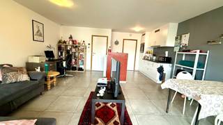 Het appartement omvat een ruime inkomhal, lichtrijke leefruimte met open, ingerichte keuken, aangrenzende berging, één slaapkamer, badkamer,...