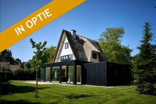 Op een uiterst gunstige locatie, werd deze charmante villa met rieten dak herbouwd op en perceel van ca. 1.026m².Dit eigendom werd volgens de regels...