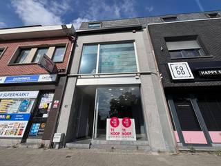Are you looking for a ready-to-move-in commercial property, an inspiring office space or a smart investment? Discover this bright ground floor, ideally located in the bustling center of Asse. The property is part of a small-scale building (the apartment above can be purchased separately) that was renovated from A to Z in 2005. This allows you to combine modern professional comfort with an absolute top location and excellent visibility: potential customers, facilities and public transport are within walking distance.Layout of the commercial property:- front and rear of the room itself- basement- separate toilet and sink- door to terrace/courtyard- separate outdoor storageKey strengths:- Air conditioning - Top location & visibility: Right in the center of Asse, perfect for maximum passage.- Nice rental return: Ideal as an investment property (more information available in the investment report).Optional garage: Possibility to purchase a garage box for €35,000 (a unique and valuable asset in the center for yourself or your customers). The duplex apartment above is for sale separately for 269 000 euros. Would you like more information or to schedule a visit? Don't hesitate to contact us!