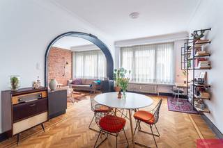 <p><span>Charmant appartement spacieux situé dans le quartier animé de ‘Seefhoek’.</span></p><p><span>Situation centrale avec tous les services de la ville accessibles à pied.</span></p><p><span>Aménagement : hall d'entrée avec espace garde-robe, salon (42m²) avec hauts plafonds, parquet à chevrons et belles fenêtres. La cuisine est attenante à l'espace de vie, avec des placards et une plaque de cuisson en céramique avec hotte aspirante. Depuis le salon, on accède également au patio.</span></p><p><span>Le couloir mène à la buanderie, aux toilettes séparées, à la salle de bain avec douche à l'italienne et meubles et à deux chambres spacieuses (16m², 14m²). La plus petite chambre donne accès à la belle terrasse (+/-30m²) orientée vers l'ouest.</span></p><p><span>Généralités : double vitrage, électricité conforme, garage à vélos. Le propriétaire actuel loue une place de parking dans le garage de l'immeuble.</span></p><p><span>Charges communes : +/- €200/mois pour le chauffage, l'eau, l'ascenseur, le syndic, l'entretien,…</span></p><p><span> </span></p>