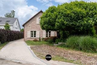 Charmante woning met gezellige tuin en recente renovaties!Troeven- Volledig vernieuwe keuken en aangelegde tuin- Zonnepanelen en ruime garage in de...