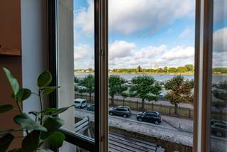 Op de tweede verdieping van Plantinkaai 5 in Antwerpen bevindt zich een exclusieve kantoor- en showroomruimte. De lift komt rechtstreeks uit in...