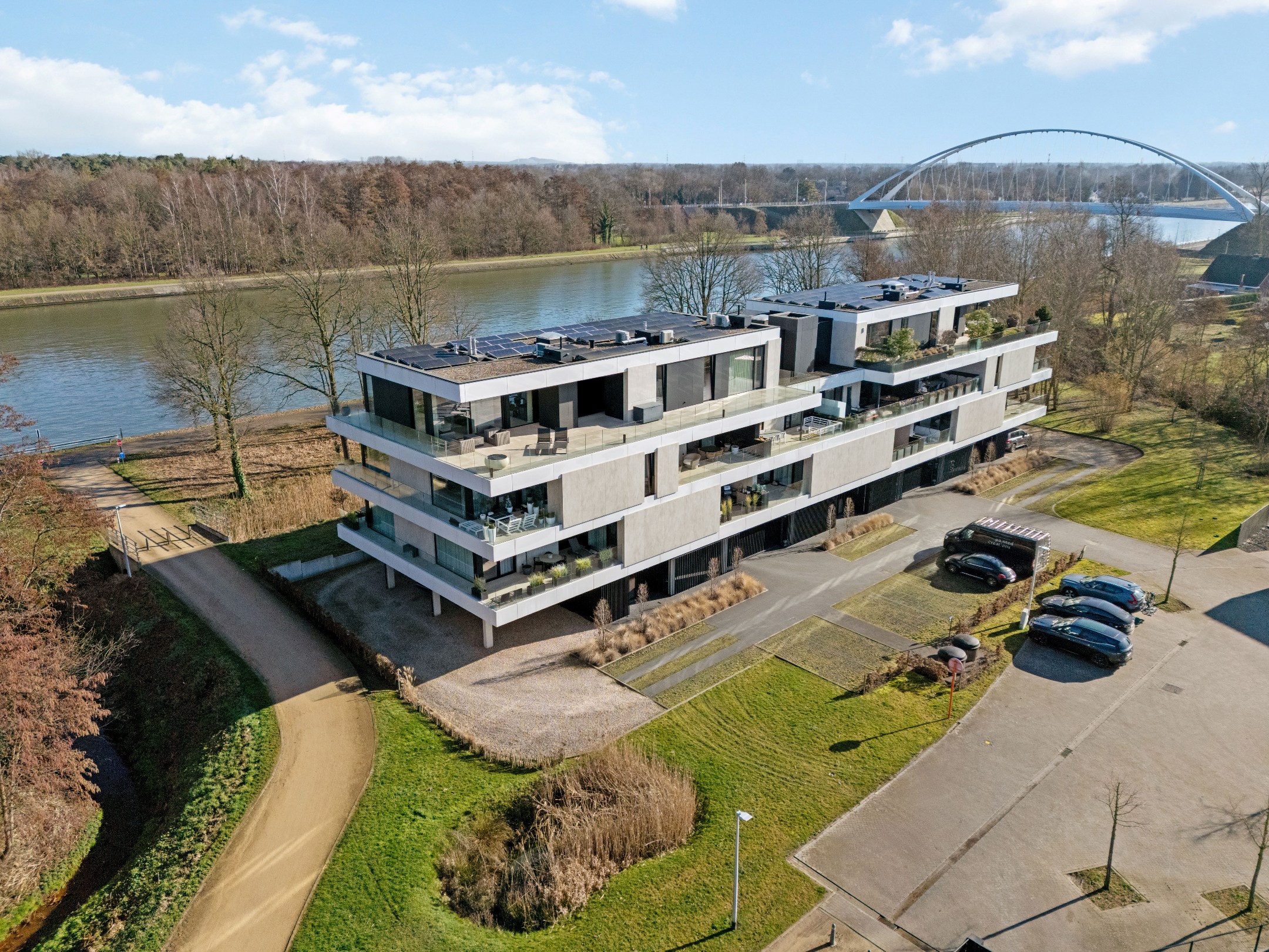 Exclusief wonen op topniveau – Luxe penthouse met panoramisch kanaalzicht te Hasselt. - foto 2