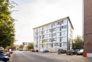 Bent u op zoek naar een appartement met drie volwaardige slaapkamers en een uitstekende bereikbaarheid? Of zoekt u eerder een interessant opbrengsteigendom? Dan stellen we u graag dit appartement op de 4de verdieping van een goed onderhouden gebouw voor!<br /><br />Indeling<br />Via de centraal gelegen inkomhal bereikt u de lichtrijke woonkamer (27m²), de keuken (5,50m²), het aparte toilet, de badkamer en drie slaapkamers (14m², 9m² en 8m²). Het terras (2m²) is toegankelijk vanuit de keuken. Tot slot beschikt het appartement over een privatieve kelderberging (nr. 3).<br /><br />Ligging<br />Het appartement geniet van een uiterst centrale ligging. Op wandelafstand bevinden zich het Krugerpark en de Turnhoutsebaan, met haar ruime aanbod aan winkels. Ook de haltes van het openbaar vervoer liggen vlakbij. Bovendien bereikt u het historische hart van Antwerpen in slechts enkele minuten te voet!<br /><br />Opbrengsteigendom<br />Het appartement is momenteel verhuurd aan €1.200 per maand, goed voor een aantrekkelijk bruto huurrendement van 6,40%! De huurder betaalt bovendien maandelijks €250 provisie voor de gemeenschappelijke kosten.<br /><br />Pluspunten<br />- Driedubbele beglazing<br />- Dakisolatie conform de energiedoelstelling 2050<br />- Elektrische installatie conform tot 2051<br />- Drie volwaardige slaapkamers<br /><br />Klinkt dit als uw toekomstige thuis of als een interessante investering? Contacteer One vastgoed via 03 360 85 30!