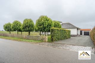 Deze riante en opgefriste woning met landelijk uitzicht ontvangt je in stijl in de grote inkomhal (met gastentoilet). Van hieruit kun je zowel naar...