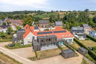 Deze prachtige nieuwbouwwoning in Etikhove wordt verkocht onder registratierechten (2 of 12%). Naast de woningen zijn er tevens ook een tuinberging én 2 private autostaanplaatsen inbegrepen in de prijs. <br />Contacteer ons en ontdek wat deze prachtige nieuwe woning, volledig instapklaar, nog meer te bieden heeft. <br /><br />Op een mooie, groene locatie in Etikhove (Maarkedal), verscholen tussen de velden en talrijke wandel- en fietspaden, bevindt zich deze woning aan de Nederholbeekstraat 226F, gelegen op het landelijke domein van de Kapelhoeve. <br /><br />Je komt de woning binnen in de ruime inkomhal met apart toilet en een praktische berging/technische ruimte. De inkomhal geeft vervolgens toegang tot de open keuken met aansluitende eetplaats en leefruimte. <br />De keuken is het hart van de woning en is afgewerkt met hoogwaardige materialen en is volledig uitgerust met onder meer een ingebouwde koelkast, vaatwasser, oven en een inductiekookplaat met geïntegreerde dampkap. <br />Tot slot is er nog een polyvalente ruimte aan de keuken die kan dienen als thuisbureau, speelhoek, bijkeuken,... afhankelijk van jouw noden en wensen. <br />Aan de leefruimte geeft een grote raampartij toegang tot de zuidgericht tuin met terras voorzien van een praktische tuinberging en een privatieve autostaanplaats.<br /><br />Via de eiken trap bereik je de eerste verdieping. Hier bevinden zich drie volwaardige slaapkamers en een badkamer met douche, ligbad en toilet.<br />Daarnaast beschikt de woning over een zolder, ideaal als extra opbergruimte.<br /><br />Ook op energetisch vlak heeft deze woning heel wat te bieden. De combinatie van zonnepanelen, vloerverwarming en een warmtepomp zorgt voor een laag energieverbruik en een gunstig E-peil (E18).<br /><br />Als extra troef beschikt het domein 'De kabelhoeve" over een gemeenschappelijke groenzone achteraan en een gezellige binnenkoer.<br /><br />Verkoop onder registratierechten! Heb je hier vragen over, wij helpen jou heel graag verder. <br />Meer informatie of een bezoek?<br />Contacteer Margaux via info@immomargaux.be of telefonisch op 0479 61 53 82.