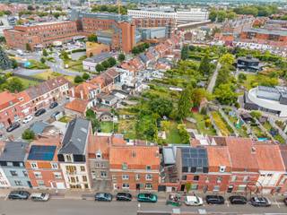 Te koop: te renoveren woning met een mooie oppervlakte van 171 m² en ideaal potentieel om een woning naar uw smaak te creëren.
Ideaal gelegen nabij het centrum van Doornik, is deze woning perfect geschikt voor een eerste aankoop of als investering.
De woning is als volgt ingedeeld:
Op het gelijkvloers vindt u een inkomhal met zichtbare trap, een leefruimte in twee delen, een ruimte die dienstdoet als keuken en een veranda. De kelderverdieping omvat een kelder. Op de eerste verdieping geeft de nachthal toegang tot twee slaapkamers. Op de tweede verdieping biedt een ruime zolder de mogelijkheid om, volgens uw behoeften, twee extra slaapkamers in te richten.
Buiten geniet u van een goed georiënteerde en volledig omheinde tuin.
Technische aspecten: centrale verwarming op gas, elektrische boiler, conforme elektriciteit, houten en PVC ramen met dubbele beglazing, aansluiting op de riolering, manuele rolluiken. Kadastraal inkomen: €864. EPC: F.
Meer info of bezoek via christophe@immobeguin.be