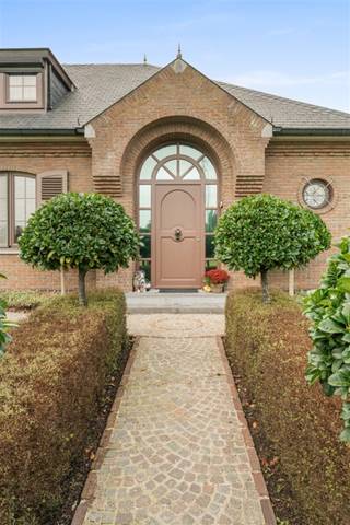 <p><span> </span></p><p><span>In een rustige straat in Temse staat een fantastische woning met zicht op eindeloze velden. In deze buurt komt maar zelden een woning op de markt dus grijp deze kans.</span></p><p><span> </span></p><p><span>Deze alleenstaande woning werd gebruikt als kangoeroewoning maar is net zo goed bruikbaar als ruime gezinswoning (bewoonbare oppervlakte 220m²). Wonen in alle rust maar toch dichtbij belangrijke invalswegen, winkels, scholen...</span></p><p><span> </span></p><p><span>Op het gelijkvloers vinden we een mooie open keuken, volledig uitgerust en aansluitend de eetkamer en living van in totaal 63m². Deze ruimte baadt in het licht en heeft zeer mooie sierelementen zoals een marmeren stijlvolle haard met ingebouwde pelletkachel. De living geeft uit op een ruim overdekt en verwarmd terras met gezellige tuin voorzien van een multifunctioneel tuinhuis dat op zomerse dagen perfect dienst kan doen als tuin-bar. Op het gelijkvloers vinden we een masterbedroom, een praktijkruimte (die ook dienst kan doen als slaapkamer), een volledig vernieuwde badkamer met afzonderlijk douche en bad, een waslokaal en enkele bergingen en een zeer ruime garage. Heel de woning straalt klasse uit en is piekfijn onderhouden en is voorzien van 21 zonnepanelen.</span></p><p><span>Op de eerste verdieping is er een living en een slaapkamer (omvormbaar tot masterbedroom met dressing), een tweede badkamer en een oogverblindende hobbyruimte/mancave en een ruime berging.</span></p><p><span> </span></p><p><span>Deze asbestveilige woning is instapklaar en heeft een correct EPC waardoor er GEEN energetische aanpassingen nodig zijn.</span></p><p><span> </span></p><p><span>Graag snel een seintje als u deze parel uit de markt wil plukken. Veel succes.</span></p>