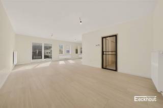 KIJKDAG ZATERDAG 10 OKTOBER (op afspraak).<br />Dit stijlvolle en instapklare appartement met een bewoonbare oppervlakte van 111 m² bevindt zich in de klassevolle residentie NOVA, dat in 2026 volledig werd vernieuwd met kwalitatieve en tijdloze materialen.<br />Dit appartement bevindt zich op het gelijkvloers en beschikt over een tuin en terras.<br />Indeling: inkomhal, zonnige woonkamer die baadt in het licht, moderne open maatwerkkeuken voorzien van alle toestellen, 3 volwaardige slaapkamers, badkamer met dubbel lavabomeubel, inloopdouche, ligbad en toilet, 2 bergingen waarvan één met aansluiting voor wasmachine, apart toilet en fraai aangelegde tuin.<br />Het appartement is energiezuinig (EPC B), asbestvrij en de elektrische installatie is conform.<br />In de residentie is er een afvallokaal, alsook een ruime gemeenschappelijke fietsenberging met directe toegang tot de straat.<br />Mogelijkheid om een berging bij aan te kopen in het gebouw. Bovendien zijn er in de nabije omgeving nog overdekte autostaanplaatsen te koop.<br />Hoewel de appartementen volledig vernieuwd zijn, gebeurt de aankoop onder het stelsel van registratierechten (GEEN BTW).<br />Kom de vele troeven van dit appartement ontdekken!