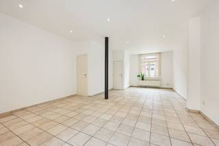 Gezinswoning met 4 slaapkamers nabij het centrum van Turnhout.<br />EPC: 155 kWh/m² | Beschikbaar: onmiddellijk | koer aanwezig<br /><br /><strong>bezoek aanvragen via volgende link: </strong>https://dilegno.mijnhuurprofiel.be/property/60aee38a-3a34-46a7-9a7d-deb77045cb4a<br /><br /><strong>Omschrijving</strong>:<br />Gezinswoning gelegen nabij het centrum van Turnhout, op wandelafstand van De Nieuwe Kaai, het station en de winkelstraat.<br /><br />We betreden deze woning via de inkomhal, welke toegang geeft tot de ruime woonkamer (± 32m²).<br />Aansluitend aan de woonkamer bevindt zich de keuken, een apart toilet en de badkamer (voorzien van een douche en dubbele wastafel). De keuken is voorzien van een kookplaat, oven, vaatwasser, spoelbak en koelkast. Vanuit de keuken is er toegang tot het koertje achteraan de woning gelegen. <br />Helemaal achteraan vinden we de berging met voorzieningen voor wasmachine en droogkast.<br /><br />Op de eerste verdieping zijn er 2 ruime slaapkamers. Via een vaste trap bereikt u de zolderverdieping, waar zich nog twee ruime slaapkamers bevinden.<br /><br /><strong>Algemeen</strong>:<br />- Beschikbaar: onmiddellijk<br />- EPC: 155 kWh/m²<br />- koer aanwezig<br />- Nabij centrum Turnhout