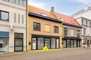 Unieke kans! Ontdek deze volledig in 2025 gerenoveerde en ruime gezinswoning met polyvalente handelsruimte, gelegen op een steenworp van de bruisende Veurnse Markt. Deze woning is werkelijk instapklaar in de ruimste zin van het woord en combineert wonen met een professionele opportuniteit.<br /><br />Op het gelijkvloers bevindt zich de handelsruimte met aparte toegang. De woning zelf heeft een ruime inkomhal, een apart toilet en een erg lichtrijke leefruimte met een schitterende, op-en-top uitgeruste keuken. Aansluitend geniet u van een zonnige stadstuin.<br /><br />De eerste verdieping telt twee ruime slaapkamers en een grote derde kamer, ideaal als polyvalente ruimte of extra slaapkamer. Hier vindt u ook de eerste badkamer met inloopdouche en lavabo.<br />Op de tweede verdieping is de masterbedroom ondergebracht, compleet met een eigen luxueuze badkamer, uitgerust met dubbele lavabo, inloopdouche, ligbad en toilet.<br /><br />De grondige renovatie in 2025 garandeert de recentste technieken: een quasi energieneutraal EPC-label, ventilatiesysteem, nieuw en geïsoleerd dak, volledig asbestvrij, erg performante condensatieketel met vernieuwde leidingen en een conforme elektrische keuring.<br /><br /><u><strong>TROEVEN:</strong></u>
<ul>
<li>Volledig en grondig gerenoveerd in 2025</li>
<li>Handelsruimte met aparte toegang op het gelijkvloers</li>
<li>Quasi energieneutraal EPC en voorzien van moderne technieken</li>
<li>4 ruime slaapkamers (waarvan 1 polyvalent) en 2 badkamers</li>
<li>Schitterende leefkeuken met marmeren blad en zonnige stadstuin</li>
</ul>
<br /><strong>Let op: de foto’s met een sterretje rechtsonder zijn AI-gegenereerd om een beter beeld te geven van de mogelijke inrichting.</strong>