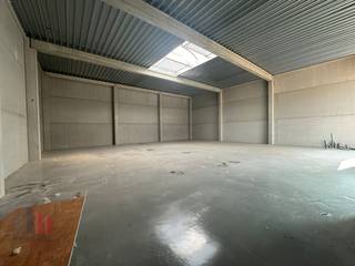 Gloednieuwe <strong>KMO-unit</strong> met een oppervlakte van <strong>352 m² met 3 privatieve parkeerplaatsen</strong> te huur. Uitstekend gelegen langs de commerciële Geallieerdenlaan (N58) met een vlotte verbinding naar de E403 op- en afrit 3 Moeskroen (5 km) en de E17 op- en afrit 1 Moeskroen.<br /><br />De casco magazijnruimte heeft een <strong>vrije hoogte van 6 m</strong> en is opgebouwd uit een betonconstructie met betonpanelen. Verder is de loods uitgerust met een automatische sectionale poort, lichtstraat met rookkoepel en polybetonvloer. Dankzij het<strong> raampartij </strong>kan er een kantoor / showroom ingebouwd worden.<br /><br />De loods maakt deel uit van de nagelnieuwe ontwikkeling "PARC PME DES ALLIES" bestaande uit 10 KMO-units van 188 m² tot 521 m² te koop en te huur. Tevens enkele mogelijkheden tot wonen op verdieping.<br /><br />Ruime manoeuvreerruimte on site met aanwezigheid van privatieve parkeerplaatsen per unit. <strong>Onmiddellijk beschikbaar!</strong><br /><br />Contacteer <strong>PANORAMA B2B</strong> voor bijkomende inlichtingen of een vrijblijvend plaatsbezoek <strong>056 222 256</strong>.