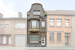 Deze RUIME GEZINSWONING (DEELS RENOVATIE 2010) is ideaal gelegen in hartje van Roeselare, in de Iepersestraat 85, op een perceel van 256 m² met een bewoonbare oppervlakte van maar liefst 139 m². U woont hier op wandelafstand van winkels, bakker, slager, scholen en openbaar vervoer — alles binnen handbereik!<br /><br />PLUSPUNTEN:<br />* CENTRALE TOPLIGGING<br />* RENOVATIE RAMEN | KEUKEN | BADKAMER | GEVELS (2010)<br />* CONFORME ELEKTRISCHE KEURING<br />* ZONGERICHTE TUIN<br /><br />INTERIEUR:<br />Via de inkomhal betreedt u de woning met directe toegang tot de lichtrijke leefruimte, ingedeeld in een gezellige zit- en eethoek met sfeervolle gaskachel — de perfecte plek om tot rust te komen. Vanuit de hal bereikt u eveneens de kelder.<br />Aansluitend bevindt zich de volledig ingerichte keuken (2010) uitgerust met gasfornuis, dampkap, spoelbak, frigo, oven, microgolf en vaatwasser. Zowel vanuit de leefruimte als vanuit de keuken geniet u van een rechtstreekse toegang tot de tuin. Op het gelijkvloers vindt u bovendien de badkamer met lavabo en meubel, douche en toilet.<br />Het verdiep omvat 3 volwaardige slaapkamers, waarvan één kamer extra voorzien is van een toilet.<br />Tot slot is er nog de zolderverdieping, bereikbaar via een vaste trap. Deze ruimte biedt tal van mogelijkheden en kan volledig naar eigen wens worden ingericht.<br /><br />EXTERIEUR:<br />Buiten wacht u een ruime, zongerichte en volledig afgesloten tuin van 170 m² — perfect voor gezinnen met kinderen of wie houdt van privacy en rust. De verschillende terraszones zorgen ervoor dat u op elk moment van de dag van de zon kunt genieten.<br />Extra praktisch zijn de 2 tuinbergingen, ideaal voor fietsen, tuinmateriaal of extra opslagruimte.