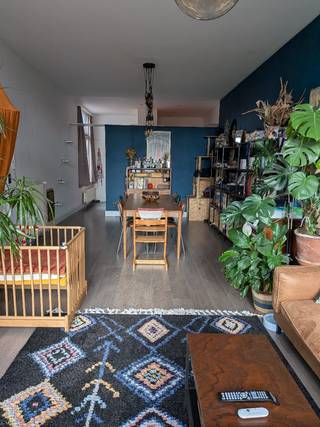 Welkom in dit appartement te Lier!Het pand bevat twee ruime slaapkamers die door hun oriëntatie rijkelijk van licht zijn voorzien. In één van de...
