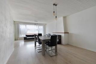 <p><span>Op zoek naar een gezellig, ruim en lichtrijk appartement op een absolute topligging in Deurne? Dit pareltje op de tweede verdieping van een charmant, kleinshalig gebouw heeft alles in huis om van jouw volgende woonst een echte thuis te maken. Ook als investering is dit appartement zeer geschikt.</span></p><p><span> </span></p><p><span>Wat mag je verwachten?</span></p><p><span>Een ruime inkomhal die je meteen een welkom gevoel geeft</span></p><p><span>Een zonnige leefruimte met grote ramen die het licht rijkelijk binnenlaten</span></p><p><span>Een semi-open keuken, perfect om gezellig te koken én contact te houden met je gasten</span></p><p><span>Twee comfortabele slaapkamers, ideaal voor koppels of jonge gezinnen</span></p><p><span>Een extra kamer, de ideale plek voor een thuiskantoor, dressing of speelkamer</span></p><p><span>Badkamer met douche en een apart toilet voor extra comfort</span></p><p><span>Privatieve kelder voor extra opslagruimte</span></p><p><span> </span></p><p><span>Bijzonderheden:</span></p><p><span>EPC Energielabel D - 366 kwh/(m² jaar)</span></p><p><span>Geen renovatieplicht!</span></p><p><span>CV individueel op gas</span></p><p><span>Overal dubbele beglazing met PVC kader</span></p><p><span>Lage maandelijkse kosten (alleen water is gemeenschappelijk)</span></p><p><span>P-score: A</span></p><p><span>G-score: A</span></p>