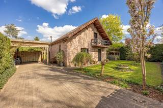 <p><span>Instapklare woning met verzorgde tuin op een perceel van 810 m²</span></p><p><span>In een rustige en groene woonomgeving nabij Sint-Job bevindt zich deze uitstekend onderhouden woning op een mooi perceel van maar liefst 810 m². Dankzij de verzorgde staat, het gunstige EPC-label B en de aanwezigheid van airconditioning geniet u hier van comfortabel en energiezuinig wonen.</span></p><p><span>De woning verwelkomt u met een aangename leefruimte die baadt in natuurlijk licht en een gezellige sfeer uitstraalt. De praktische indeling maakt deze woning bijzonder geschikt voor koppels, kleine gezinnen of wie op zoek is naar comfortabel wonen in een rustige omgeving.</span></p><p><span>Verder beschikt de woning over twee volwaardige slaapkamers en een verzorgde badkamer uitgerust met een ligbad, dubbele lavabo en toilet. </span></p><p><span>Buiten vormt de prachtig onderhouden tuin een absolute troef. Hier geniet u in alle rust van groen, privacy en voldoende ruimte om te ontspannen of gezellig samen te zijn met familie en vrienden. Het ruime perceel biedt bovendien tal van mogelijkheden voor tuinliefhebbers.</span></p><p><span>Praktisch comfort wordt gegarandeerd dankzij de aanwezige carport, die zorgt voor een overdekte parkeerplaats vlak bij de woning.</span></p><p><span>Troeven:</span></p><ul><li><span>Rustige ligging nabij Sint-Job </span></li><li><span>EPC-label B (154!)</span></li><li><span>Airconditioning aanwezig </span></li><li><span>Zonnepanelen</span></li><li><span>Prachtig aangelegde en onderhouden tuin </span></li><li><span>Carport voor de wagen </span></li><li><span>Instapklare en uitstekend onderhouden woning </span></li><li><span> </span></li></ul><p><span>Een ideale woning voor wie op zoek is naar rust, comfort en een aangename woonomgeving met alle dagelijkse voorzieningen binnen handbereik.</span></p>