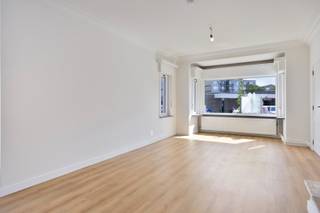 Deze instapklare woning is gelegen op een perceel van 939 m², op wandelafstand van het centrum van Tessenderlo, en met een vlotte verbinding naar de omliggende gemeentes Laakdal, Ham, Beringen en Diest.<br /><br />Op het gelijkvloers bestaat de woning uit een inkomhal met gastentoilet en douche, een ruime woonkamer, een ruime keuken en een aanbouw/"veranda". De keuken bestaat uit een koelkast, een microgolfoven, een inductie kookplaat met dampkap en een vaatwasser.<br /><br />De nachthal op de 1ste verdieping geeft uit op 3 slaapkamers, een badkamer en een apart toilet. De badkamer is uitgerust met een lavabo, douche en ligbad.<br /><br />De ruime kelder bestaat uit een garage en opslagruimte.<br /><br />De meeste ramen zijn voorzien van rolluiken.<br /><br />Tot slot beschikt de woning over een ruime tuin, ideaal om volop van de buitenruimte te genieten.
