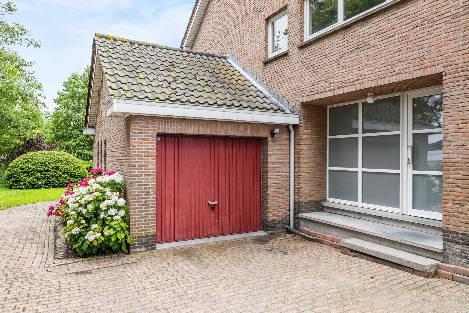 Ruime open bebouwing op prachtig perceel van 1886 m²/ 42m straatbreedte in het groen – 3 slaapkamers, garage en unieke lichtinval - foto 4