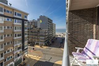 Vernieuwd appartement op topligging, vlakbij de Zeedijk en midden in het winkelcentrum. Indeling : inkomhal voorzien van grote, op maat...