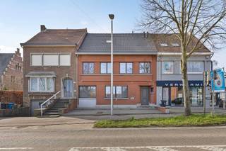 Cette spacieuse maison, idéalement située à Rillaar, à proximité des commerces et des établissements horeca, offre de nombreuses possibilités pour les familles ou les investisseurs. Le rez-de-chaussée a été entièrement rénové et offre un confort de vie moderne, tandis que l’étage a déjà été partiellement aménagé. Les raccordements pour une cuisine et une salle de bain y sont prévus, permettant une finition selon vos goûts et besoins. De plus, la maison dispose d’un vaste grenier qui peut encore être entièrement aménagé.<br /><br />Grâce aux espaces de vie lumineux, aux deux terrasses – au rez-de-chaussée et au premier étage – ainsi qu’au grand jardin, cette maison garantit un cadre de vie agréable avec beaucoup d’espace extérieur. Le double garage avec porte électrique offre un stationnement suffisant ainsi qu’un espace de rangement supplémentaire. Par ailleurs, la maison est dotée d’une cave sèche et a déjà bénéficié d’importantes rénovations, notamment la toiture, l’électricité, le chauffage, les conduites et la chaudière.<br /><br />Un atout supplémentaire est la possibilité de transformer la maison en deux unités d’habitation distinctes, un processus qui a déjà été partiellement entamé. Cela en fait non seulement une spacieuse maison familiale, mais aussi une opportunité d’investissement intéressante.<br /><br />Curieux de découvrir tout le potentiel de cette maison ? Contactez Sven a 0486/400905 ou sven@immogve.be pour une visite et laissez-vous séduire !