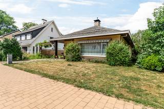 <p>Volledig gelijkvloerse woning op een perceel van ca. 457m² in het centrum van Essen, met een ruime woonkamer van ca. 40m², ingerichte keuken, drie slaapkamers, een garage van zo'n 30m² en een ruime zolder. De woning beschikt over een conforme elektrische installatie en biedt een praktische, comfortabele indeling met alle leefruimtes op het gelijkvloers. Gelegen op een centrale locatie, vlak bij winkels, scholen en openbaar vervoer.</p>
