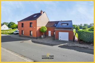 <strong>Immo Van Middelem verkoopt deze goed gelegen RUIME en LICHTRIJKE, INSTAPKLARE woning met 4 kamers (mogelijkheid tot 6), bureau, garage, terras en tuin op een perceel van +/- 4a28ca. </strong><br /><strong>Winkels, scholen, openbaar vervoer, sportinfrastructuur, cultuurcentrum 'De Ploter',... bevinden zich in de onmiddellijke omgeving!</strong><br /><br />Hoewel de woning gebouwd is in 1933, onderging ze in 1991 een grondige renovatie en uitbreiding. In 1998 werden zowel de gevelsteen als het dak volledig vernieuwd. O.a. dankzij deze investeringen bevindt de woning zich vandaag in een uitstekende staat van onderhoud.<br /><br />Een bijzondere troef is de aanwezigheid van een afzonderlijke woonunit/studio, bereikbaar via een aparte trap vanuit de garage. Hierdoor leent de woning zich uitstekend als kangoeroewoning of tweewoonst.<br /><br />De indeling is als volgt: <br />- GELIJKVLOERS: ruime inkomhal, bureau, living (salon en eetplaats) met toegang tot de tuin en het terras, WC, volledig geïnstalleerde keuken met eethoek, ruime garage met wasplaats;<br />- 1ste VERDIEPING: nachthal, badkamer met bad en WC, 3 kamers, badkamer met douche en WC, studio (4e slaapkamer); <br />- ZOLDER (via vaste trap): mogelijkheid tot verder afwerken/ inrichten;<br />- KELDER: kelderruimte van +/- 23m².<br /><br />CV op stadsgas. 10 zonnepanelen (3.950 Wattpiek).<br />EPC: 235 kWh/m² - Label C (UC: 0003884538).<br />Elektriciteit CONFORM tot 2047!<br />Vrij bij akte.