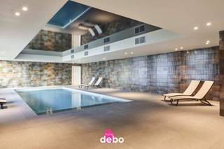 <h4><span>Droom je van een eigen stek aan de kust met de luxe van een hotel? Deze volledig ingerichte Holiday Suite op de derde verdieping in Zeebrugge biedt het beste van beide werelden!</span></h4>
Ontdek een unieke investeringskans in het hart van Zeebrugge, waar de dynamiek van de wereldhaven samenkomt met de charme van de Belgische kust.<br />Deze exclusieve suite biedt een ideale combinatie van comfort en luxe, perfect voor zowel zakelijke reizigers als toeristen.<br /><br />🏡 Jouw vakantieverblijf<br />✔️ Lichte woonkamer met open, ingerichte keuken<br />✔️ Zonnig terras met uitzicht op het zwembad 🌅<br />✔️ Slimme indeling: aparte slaapkamer met dubbel bed + slaaphoek met stapelbed (3 slaapplaatsen)<br />✔️ Moderne badkamer met bad/douche, wastafel &amp; toilet<br />✔️ Vrij gebruik van het binnen- &amp; buitenzwembad<br />✔️ Extra ontbijt en ontspanningsvoorzieningen voor een zorgeloze ervaring<br />💰 Vakantie &amp; rendement in één! Gebruik deze suite voor eigen ontspanning, verhuur of een combinatie voor het beste rendement. Slim investeren was nog nooit zo leuk!<br /><br /><br />Voorzieningen:<br />Geschikt voor 5 personen, met een comfortabel tweepersoonsbed en een hoogwaardig stapelbed.<br />Uitgerust met een moderne badkamer, een ingerichte keuken, een gezellige leefruimte en een privéterras met uitzicht op de omgeving.<br /><br />Faciliteiten van het Complex:<br />Verwarmde binnen- en buitenzwembaden voor ultieme ontspanning.<br />Wellnesscentrum met sauna en hammam.<br />Volledig uitgeruste fitnessruimte.<br />Gezellige bar en restaurant ter plaatse.<br />Ondergrondse parkeergelegenheid voor uw gemak.<br /><br />Investering Voordelen:<br />Inkomstenpotentieel: Opbrengsten uit de verhuurinkomsten gerealiseerd door Holiday Suites, u hoeft zelf niks te doen.<br />Beheer zonder zorgen: Professioneel en volledig beheer van uw eigendom, zodat u kunt genieten van een passief inkomen zonder administratieve lasten.<br />Strategische Locatie: Gelegen nabij belangrijke zakelijke hubs en toeristische attracties, wat zorgt voor een stabiele bezetting gedurende het hele jaar.<br /><br />Grijp deze kans om te investeren in een hoogwaardige appartement-suite in Zeebrugge, waar rendement en ontspanning hand in hand gaan. Voor meer informatie of om een afspraak te maken voor een bezichtiging, neem vandaag nog contact met ons op.<br /> 