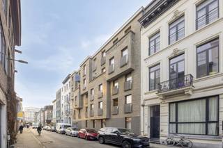 In de Lange Kievitstraat te Antwerpen is dit energiezuinige één slaapkamer appartement van ca. 57 m² te koop gelegen. Het appartement is gelegen op de tweede verdieping in een gebouw tussen Centraal station en het Stadspark.Naast het Stadspark bevinden zich de Meir, Theaterbuurt en Zoo in de nabije omgeving. Het Centraal Station en andere belangrijke invalswegen in de buurt garanderen de bereikbaarheid.Indeling:- inkomhal- toilet- woonkamer- keuken- berging met aansluiting wasmachine- slaapkamer- badkamer met douche en lavaboEr behoort een privatieve kelderberging tot het appartement. Er kan gebruik worden gemaakt van de gemeenschappelijke fietsenberging.Mogelijkheid tot aankoop autostaanplaats in het gebouw aan 35.000 euro.Ideaal voor eigen bewoning of als investering!Bent u geïnteresseerd in een appartement of woning te koop in Antwerpen? Aarzel dan niet om ons te contacteren. Had u graag uw eigen eigendom te koop aangeboden contacteer ons dan voor een vrijblijvende schatting, telefonisch op het nummer 03/206.76.76 of per mail naar antwerpen@dewaele.com.EPC: 97 kWh/m²EPC: