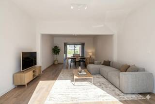 <p>Te koop: huis in de Ijzerstraat, Eeklo, gelegen in een gezellige straat nabij voorzieningen, scholen en openbaar vervoer.<br />Dit energiezuinige huis (EPC A) biedt een ruime woonkamer met open keuken, drie comfortabele slaapkamers. De woning beschikt over zonnepanelen en een tuin met terras, ideaal om te genieten van buitenmomenten. Achteraan is er een handige doorgang, perfect voor fietsen of tuinmateriaal. De ligging in een residentiële woonkern, dicht bij park, ziekenhuis en treinstation, maakt dit een praktische en aangename plek om te wonen.<br />Belangrijkste ruimtes:<br />• Ruime woonkamer met veel lichtinval en directe toegang tot de tuin<br />• Open keuken met keramische kookplaat, oven, vaatwasser, koelkast met vriesvak en ontbijthoek<br />• Drie slaapkamers, ideaal voor gezin of thuiswerk<br />• Badkamers met inloopdouche, toilet en wastafel<br />• Berging met aansluitingen voor wasmachine en droogkast<br />• Kelder voor extra opslag<br />• Tuin (110 m²) met terras en achterdoorgang<br />Troeven:<br />• Gezellige straat met 3 slaapkamers<br />• Dicht bij voorzieningen en scholen, achteraan doorgang<br />• Open keuken, ruime woonkamer, EPC A, zonnepanelen, tuin met terras<br />Neem vandaag nog contact op met je ERA-makelaar voor een bezoek.<br />JOUW DROOMHUIS. ZO GEVONDEN!</p>