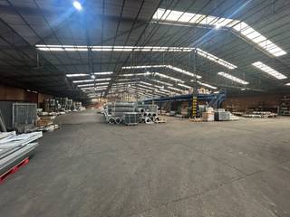 <span>Dit uitzonderlijk ruim industrieel magazijn van circa 6.900 m² is gelegen in Schoonaarde, langs de Steenweg naar Wetteren 16B, en geniet van een vlotte bereikbaarheid voor zowel lokaal als regionaal verkeer. Dankzij de strategische ligging nabij belangrijke verbindingswegen is het pand ideaal voor logistieke activiteiten, opslag of productie.</span><br /><br /><span>Het magazijn is perfect inzetbaar als opslagruimte en/of atelierruimte en beschikt over:</span>
<ul>
	<li><span>15 à 20 parkeerplaatsen op eigen terrein</span></li>
	<li><span>Twee grote sectionaalpoorten, wat laden en lossen bijzonder efficiënt maakt</span></li>
	<li><span>Ingerichte kantoorruimte</span></li>
	<li><span>Kitchenette met sanitair</span></li>
</ul>
<u><strong><span>Ligging &amp; bereikbaarheid</span></strong></u><br /><span>Gelegen langs een belangrijke invalsweg, met een vlotte aansluiting richting Wetteren, Dendermonde en omliggende industriële zones. Geschikt voor vrachtverkeer.</span><br /><br /><u><strong><span>Beschikbaarheid</span></strong></u><br /><span>Februari / maart 2026</span><br /><br /><span>Meer info of bezoek via Thomas – 0475 32 51 89</span>