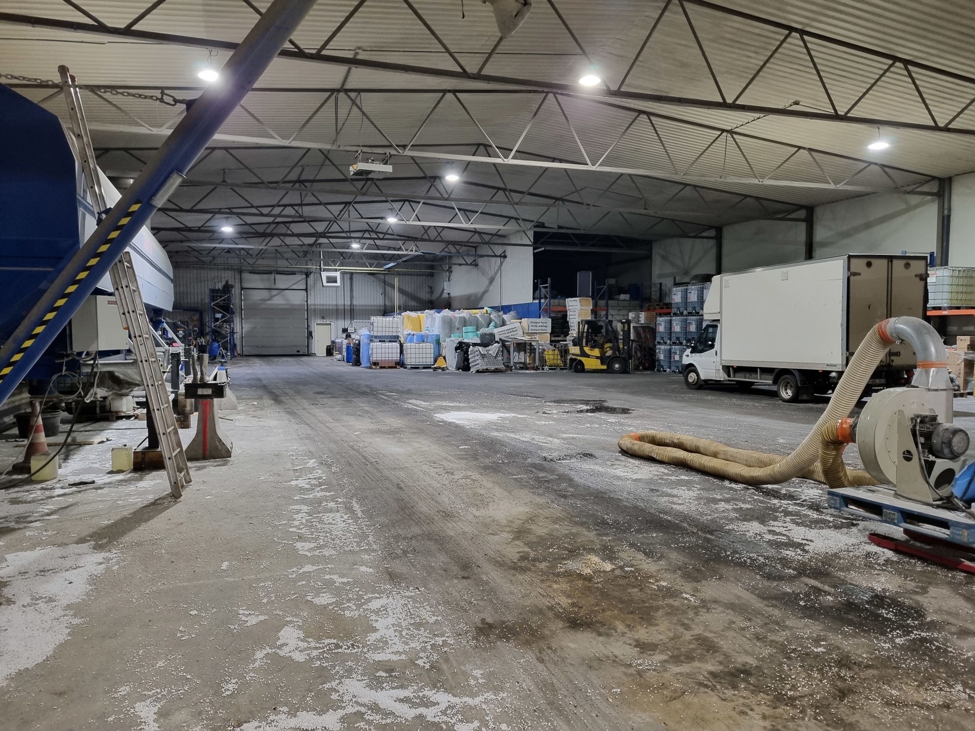 TE HUUR: BEDRIJFSGEBOUW VAN 1420M² - foto 4
