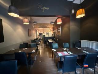 <p><span>HZ165 CAFÉ BIEN TENU DANS LE CENTRE HISTORIQUE D'ANVERS</span></p><p><span> </span></p><p><span>32 places assises à l'intérieur et 28 sur la terrasse .</span></p><p><span> </span></p><p><span>Exploité depuis 11 ans par les mêmes propriétaires.</span></p><p><span> </span></p><p><span>Ouvert le jeudi, le vendredi, le samedi et le dimanche après-midi.</span></p><p><span>Vendredi et samedi également 'soir.</span></p><p><span>Fermé le lundi, le mardi et le mercredi.</span></p><p><span> </span></p><p><span>Bons chiffres avec seulement 6 équipes : un chiffre d'affaires plus élevé est facilement réalisable !</span></p><p><span> </span></p><p><span>Personnel : 2 gestionnaires de cas et 3's flexi + un étudiant supplémentaire le week-end.</span></p><p><span> </span></p><p><span>Installations : cuisine entièrement équipée, plusieurs réfrigérateurs et machine à café.</span></p><p><span> </span></p><p><span>Klandiezie permanent.</span></p><p><span> </span></p><p><span>Bon score sur Google, TripAdvisor ainsi que dans le guide vert français Michelin et fooding</span></p><p><span> </span></p><p><span>Garage et espace de stockage par une entrée séparée.</span></p><p><span> </span></p><p><span>Raison de la vente : retraite</span></p><p><span> </span></p><p><span>PRIX DEMANDÉ : 130 000€</span></p><p><span>Loyer mensuel : 3,530€/mois</span></p><p><span> </span></p><p><span> </span></p>