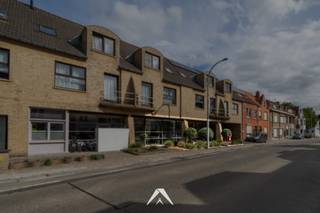 <p>Dit commercieel gelijkvloers van ca. 148 m² ligt aan de Astridlaan, een <strong>drukke invalsweg met veel passage</strong> en een vlotte verbinding naar de Brugse ring. De volledige voorgevel bestaat uit een <strong>brede glazen etalagegevel onder een overdekte galerij</strong>. Uw zaak valt op bij elke voorbijganger, en binnen is er ruim daglicht. Klanten bereiken de ingang via een aangelegde voorzone, rechtstreeks vanaf de straat.</p>
<p>Het pand werd tot op vandaag gebruikt als kantoor van Solidaris. Het is <strong>goed onderhouden en instapklaar: </strong>u kunt uw activiteit meteen opstarten. Na de glazen tochtsas komt u in een ontvangstruimte met wachtzone en balie. Verder zijn er <strong>twee loketten en een afzonderlijke spreekruimte</strong> voor discrete gesprekken. Achteraan is er een personeelsruimte met kitchenette, een berging/archief en een technische ruimte. Er is een aangepast toilet voor mindervaliden en een apart personeelstoilet.</p>
<p>Door de combinatie van zichtbaarheid, een klantvriendelijke indeling en ontvangstruimte is dit pand bijzonder geschikt voor <strong>zorg, vrije beroepen, kantoor of dienstverlening met klantencontact</strong>. Bushalte, winkels, scholen en het centrum van Sint-Kruis liggen op wandelafstand. Dat is een troef voor zowel klanten als personeel.<br /><br />✅ Sterke zichtbaarheid en passage op een invalsweg<br />✅ Vlot bereikbaar, mobiscore 8,9/10<br />✅ Instapklaar, direct operationeel<br />✅ Gunstig EPC-label B, lagere energiekosten<br />✅ Flexibel in te richten voor diverse commerciële activiteiten</p>
<p>Interesse? Neem gerust contact met ons op voor meer informatie of een plaatsbezoek.</p>