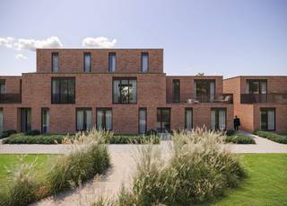 <strong><span>GROEN EN DUURZAAM WONEN IN HARTJE LOMMEL, WEG VAN ALLE DRUKTE, IN EEN PARKOMGEVING</span><br /><span>Thuiskomen in een oase van rust in een parkomgeving als je naaste buur?</span></strong><br /><br />Thuiskomen in een oase van rust in een parkomgeving als je naaste buur? Dat kan in Residentie Vennenpark!<br />Residentie Vennenpark II staat voor wonen in het groen, zonder in te boeten aan comfort of bereikbaarheid. De prachtige parktuin vormt het hart van de site : een sfeervolle plek om tot rust te komen. Residentie Vennenpark II ligt centraal in Lommel, binnen de nieuwe woonontwikkeling 'In 't Ven'. Dankzij de autovrij omgeving geniet je van de rust, terwijl het stadscentrum en alle voorzieningen zich op wandelafstand bevinden.<br /><br />Kortom, Vennenpark biedt de ideale balans tussen wonen in het bruisende centrum en de rust en het groen van wonen in een park!<br /><br /><strong>Appartement op verdieping met een bruto bewoonbare oppervlakte van 98,93m² en zongericht terras van 20,70m²  bestaande uit :<br />. inkomhal, toiletruimte, nachthal,  2 slaapkamers, badkamer, woon- en zitruimte, keuken, technische ruimte, terras<br />. afgesloten parkeerruimte met tuinberging</strong><br /><br /><span><u><strong>TROEVEN :</strong></u></span><br />. fijne locatie: rustig en in het groen op wandelafstand van het centrum<br />. hedendaagse en hoogwaardige architectuur ontworpen door Sculp (IT) architecten<br />. optimale en kwalitatieve benutting van de oppervlakte<br />. geothermische warmtepomp (grond/water) in combinatie met vloerverwarming <br />. ventilatiesysteem type D<br />. zonnepanelen (minimaal 1700Wp)<br />. gunstig E-peil<br />. instapklaar afgewerkt volgens de wensen van de klant<br />. uitzonderlijk lage gemeenschappelijke kosten<br /><br /><strong>Op zoek naar een appartement in een nieuwe groene stadsomgeving?<br />Wij maken graag tijd voor een persoonlijke afspraak om dit prachtige project aan je voor te stellen.<br />Contacteer ons via 0496/166 339 of via mail joris@limbo.be. </strong>
