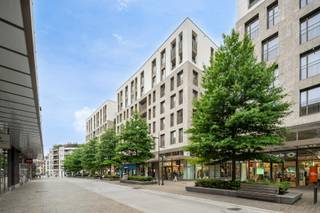 Dit prachtig app. B11.401 bevindt zich in residentie ‘The Meridian’. Het appartement is volledig afgewerkt, waardoor je bij akte kan verhuizen. Dit app. heeft een oppervlakte van 139 m² en ligt op de 4de verdieping. Indeling is als volgt: inkom met gastentoilet die uitgeeft in zeer ruime leefruimte, begrensd door een zeer royaal (51 m²) zuidgericht terras. Nachthal met mastersuite en ensuite badkamer, 2 extra slaapkamers, een douchekamer, 2e toilet en een berging.<br /><br /><span>Het app. is voorzien van vloerverwarming, warmtepomp en handdoekradiators. Bij elk app. hoort een ondergrondse autostaanplaats en/of garagebox. Deze dient apart bij aangekocht te worden. Verder kun je een kelderberging of oplaadpunt bijkopen.<br />Meer info? Contacteer Inge Vancluysen of Marisa Marasco op het nr. 011 41 33 23.</span><br />