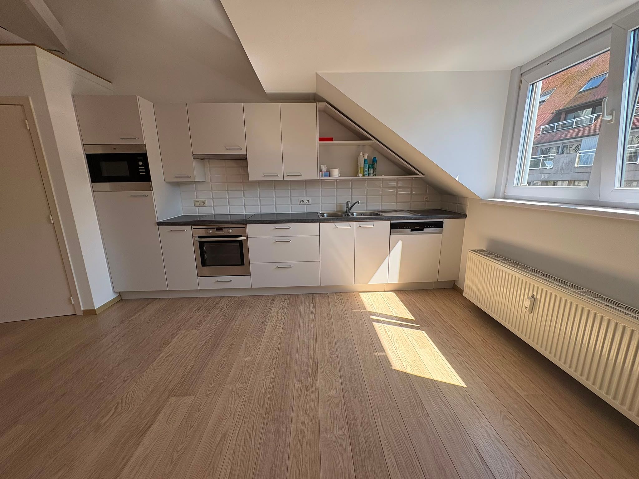 Lichtrijk appartement met mezzanine te centrum Oostende te huur! - foto 4