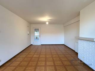 Dit ruime en goed onderhouden appartement ligt in de Torhoutsesteenweg, op een locatie met veel winkels en in de onmiddellijke omgeving van...