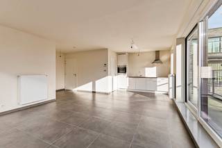 Dit gezellig appartement zoekt nieuwe bewoners! Ben jij op zoek naar een mooie gezellige woonst dan is dit misschien iets voor u? Dit appartement heeft 1 slaapkamer en een ruim terras.<br /><br />INDELING:<br />- inkom met gastentoilet<br />- lichtrijke leefruimte<br />- ruim terras<br />- open keuken (kookplaats, spoelbak, frigo, oven...)<br />- praktische bergruimte<br />- 1 slaapkamer<br />- badkamer (lavabo en douche)<br /><br />Algemeen:<br />- fietsenstalling<br />- autostaanplaats verplicht bij te huren (€30,00)<br />- centrum Waregem<br /><br />Bent u geïnteresseerd in deze woonst? Vraag zeker uw bezoek aan via onze website www.dewaele.com !